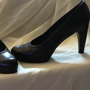 BEAUTIFUL ALL LEATHER STUART WEITZMAN BLACK PUMPS